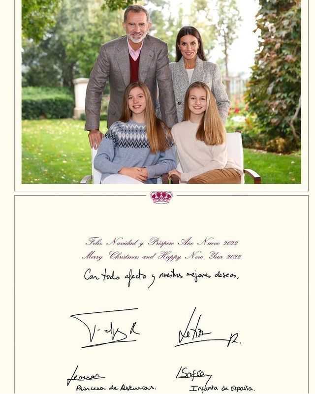 全家福|西班牙王室圣诞全家福来啦! 索菲亚公主穿蓝毛衣亮相, 又完胜姐姐
