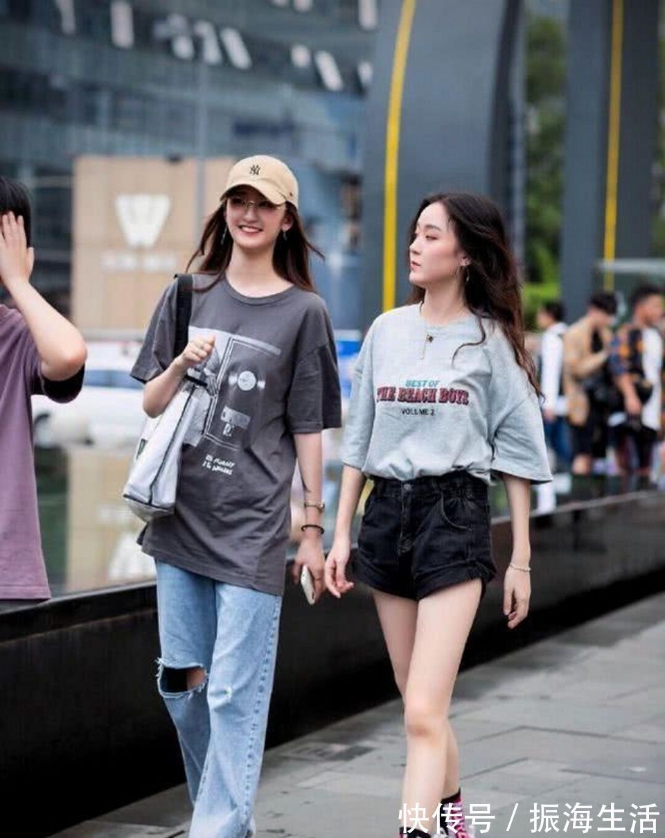 后腰处|街拍,美女灰色的T恤衫搭配蓝色牛仔裤,显高又显瘦