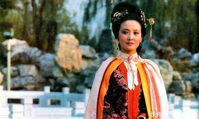 凤姐|红楼梦:书中的她俗不可耐,却活成了让大家羡慕的模样
