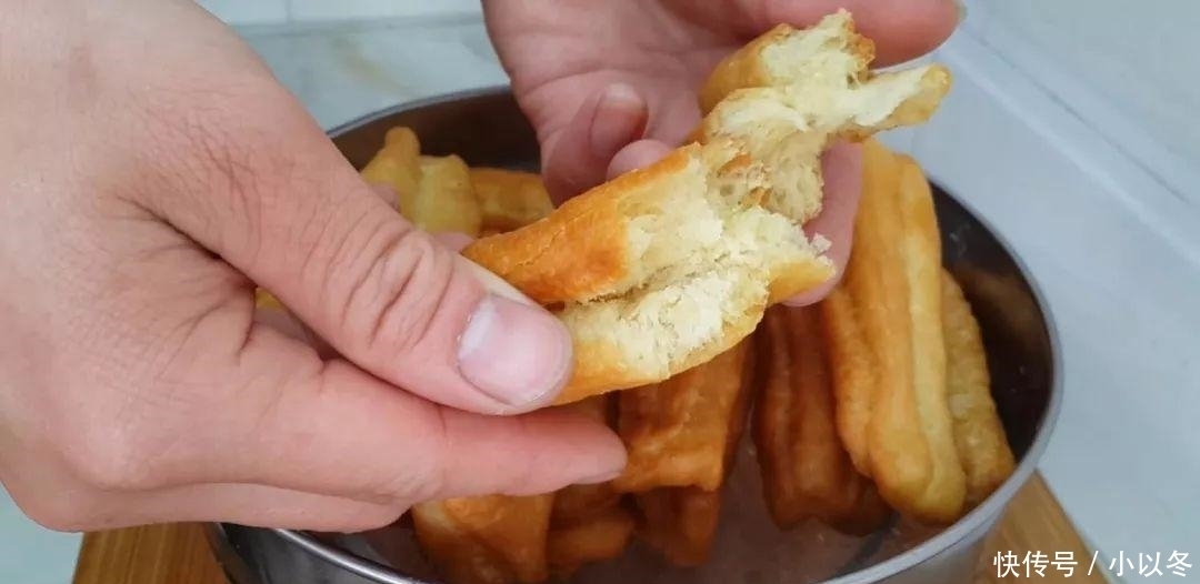 鸡蛋|1个鸡蛋,1袋牛奶,不用一滴水,在家自制小油条,比小麻花还好吃