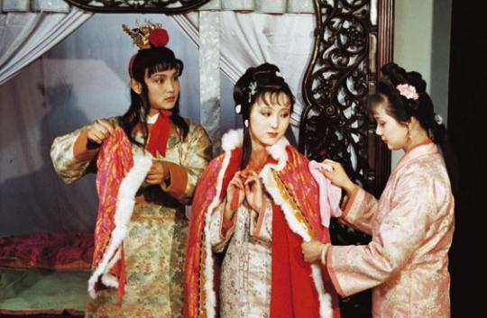 宝黛钗!红楼梦:宝黛钗三人一体,荒诞无稽又真实可信