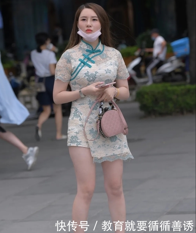 绿白相间的旗袍,搭配浅色时尚的铆钉高跟鞋,穿出高贵优雅的气质