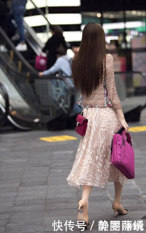 美女街拍衣服藏了5年,面料都“长草”了,就这样还敢穿出门