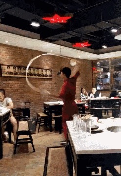 |搞笑GIF:今天视察老婆工作,我只能薅你的头发了