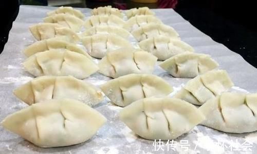 把“三样”东西加到饺子馅里,馅料光滑多汁,很好吃