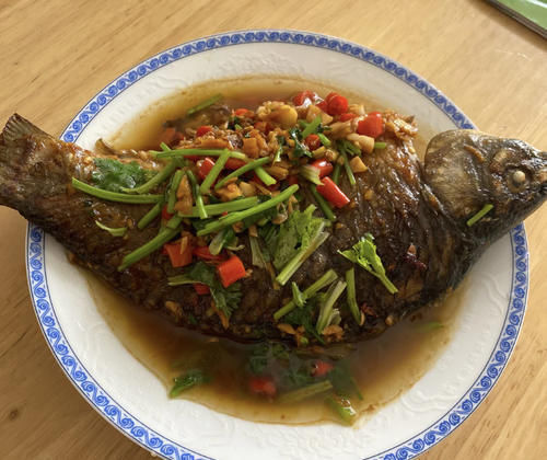 红辣椒|做香煎鲫鱼,想要鱼肉入味不掉皮,下锅前抹点“它”,非常有必要