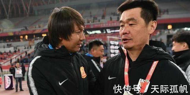 国足|李霄鹏真的比李铁强吗?只不过左手换右手而已