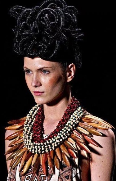 专家们&图坦卡蒙黄金面具出土,专家指着面具说,这上面有埃及最早的项链