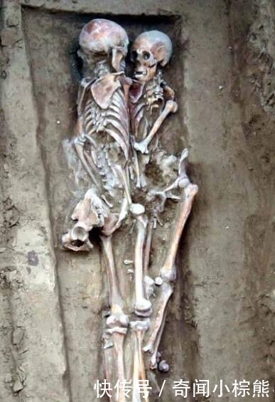 男性尸骸|1972年考古队发现一处古墓,发现一对情侣死前拥吻,长达2800年
