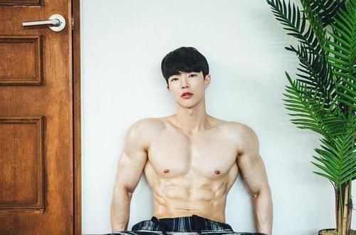 肌肉|肌肉男模长得好有型，胸肌和臂肌很精壮，腹肌和人鱼线如刀刻