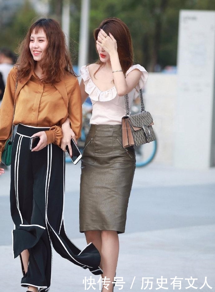 时尚|街拍:紧身裙穿搭特舒适,更好的达到拉伸腿部的效果!