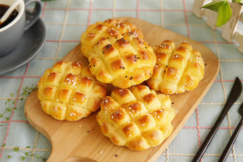 把玉米面倒进煮开的牛奶中,粗粮细作变“奶包”,真是越嚼越香