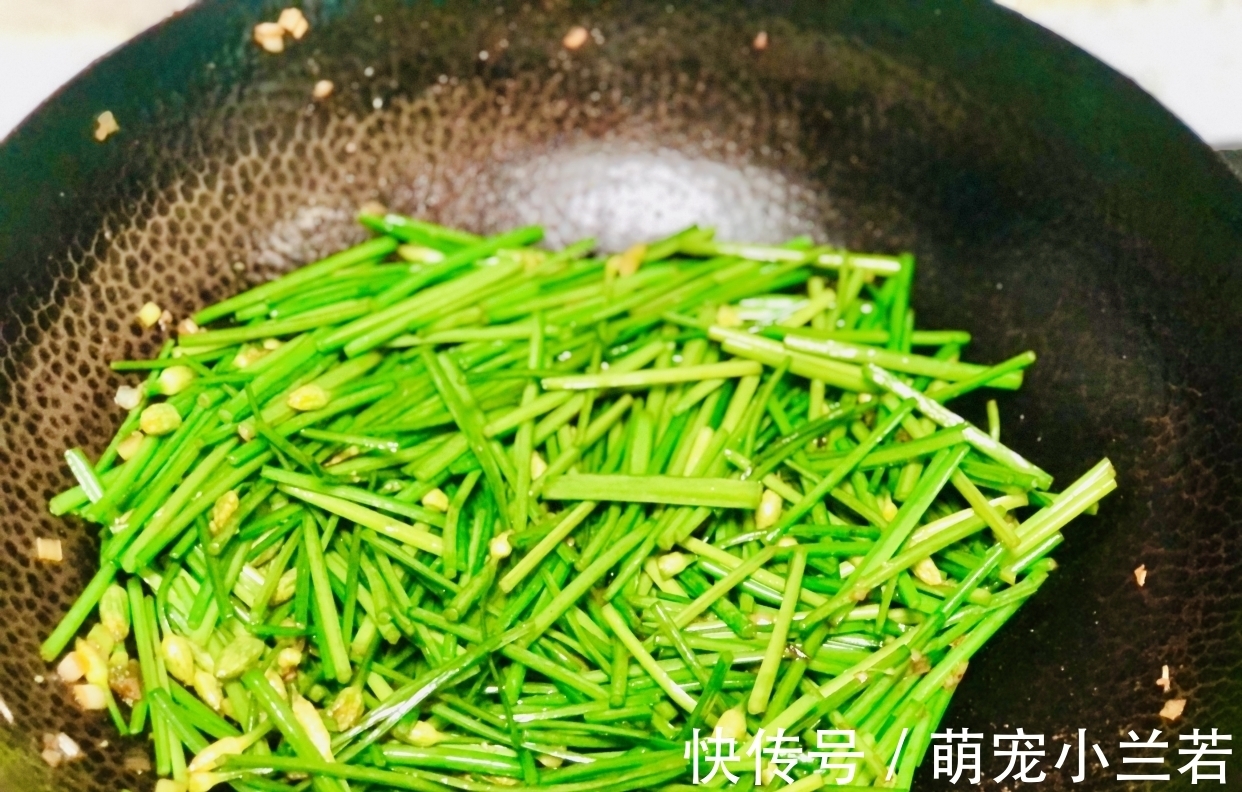 入秋后,鸡蛋和它才是“绝配”,营养美味,香味四溢,上桌就光盘