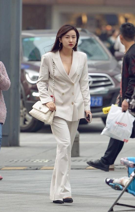 街拍:姑娘虽然穿着很休闲的衣服,但是自身的气场非常强大了