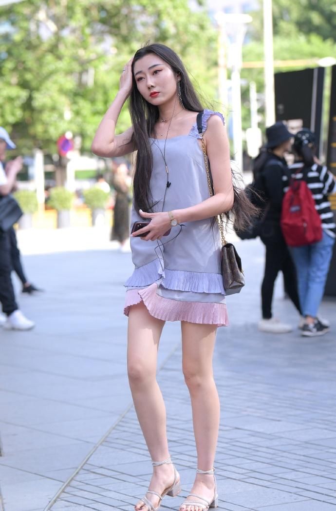 街拍美女:优雅潇洒的外在美,轻盈短裙才能自然展现