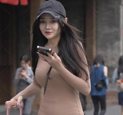 女生|时尚的女生穿搭就是不一样,一个过膝靴修饰自己的“大长腿”