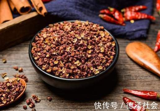 窍门|炖排骨汤时,记住“3不放”窍门,排骨香嫩好吃,骨汤鲜美好喝