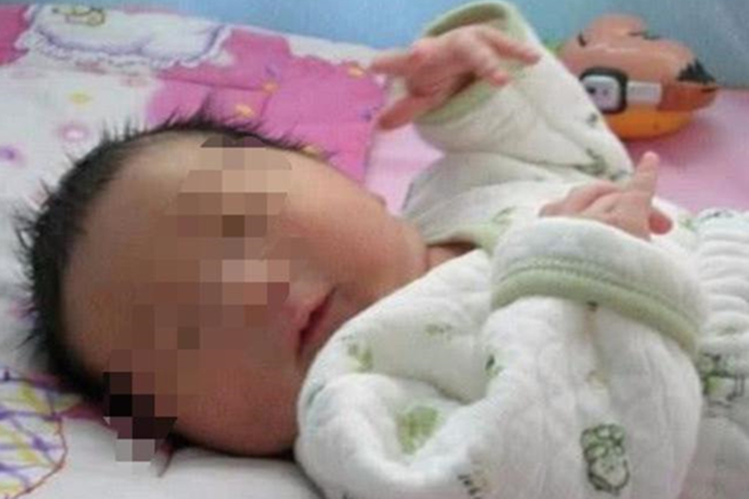 大宝|妈妈外出拿快递，让8岁哥哥照顾满月妹妹，回家发现妹妹躺在地上