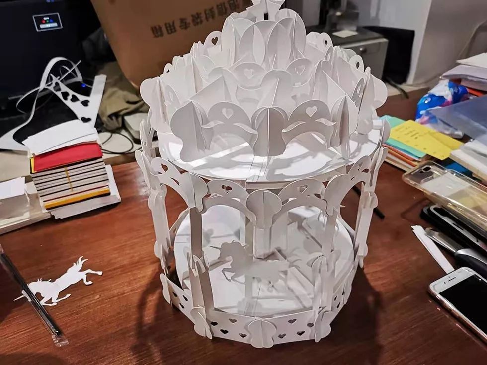 孩子|太梦幻了！上海这位爸爸给孩子亲手造了一座旋转木马！能亮灯还能坐上去转