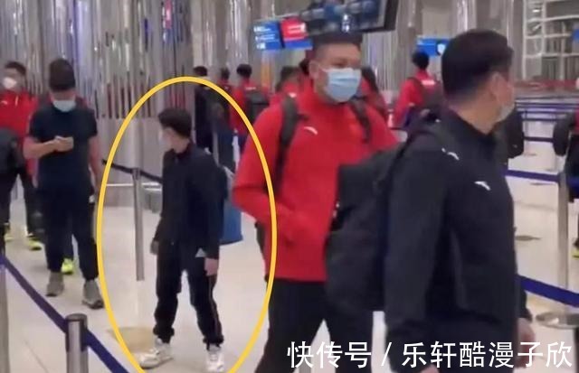 全红婵|全红婵平安抵达迪拜！剪成锅盖头神似樱桃小丸子，一袭黑衣太炫酷