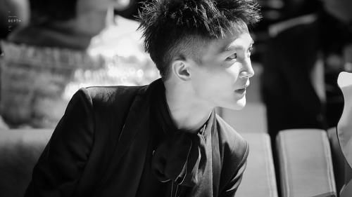 流量|中秋晚会阵容曝光，周深连跑四个平台引热议，流量被拒之门外