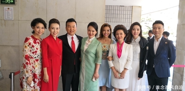 頻道|央視主持朱迅節目錄制生圖公開，整體氣質出彩，皺紋明顯難掩老態