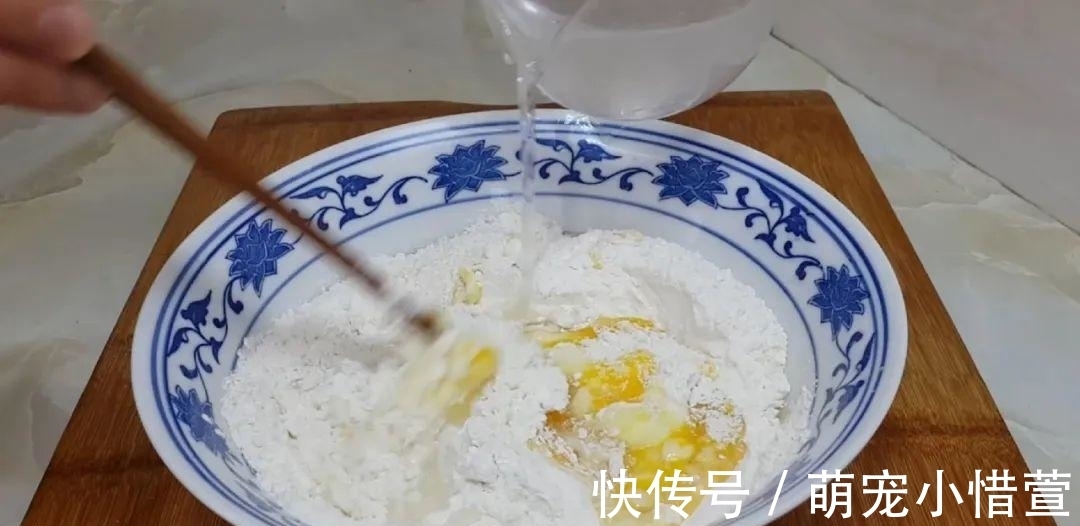 2个鸡蛋,3勺面粉,不用擀面,做出创意油炸饼,比吃油条还过瘾!