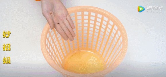 在垃圾桶里装满泥土,摆在阳台上有妙用,一年能帮你省下不少钱