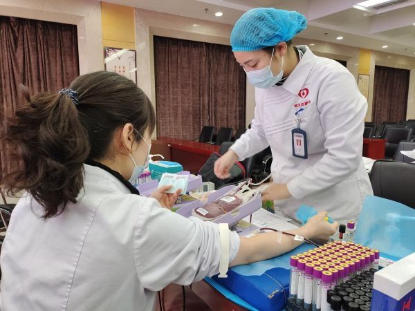 中国青年|医院“夫妻档”接力挽袖献热血