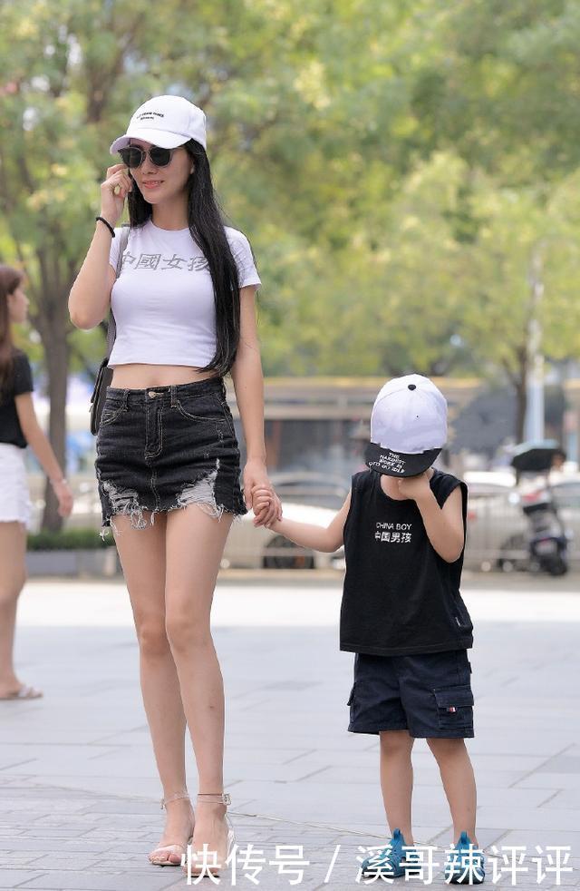 时尚“亲子装”,辣妈选择搭配“超短裙”,一点不像当妈的人!