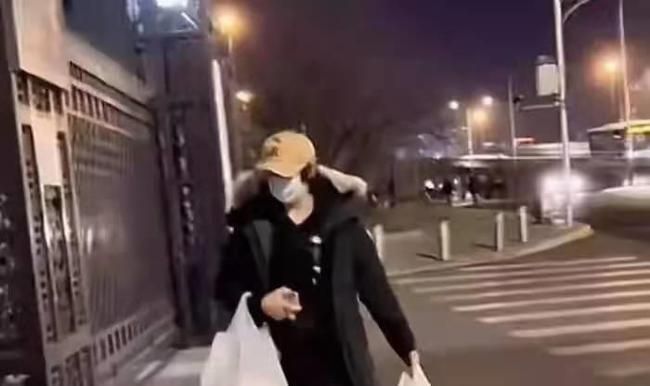 樊振东|王曼昱首度亮相!开完会直奔北京,恩师亲自接机,莎莎食堂合影