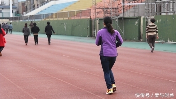 危害|都说玩手机不好,那玩手机有什么危害呢,多做两件事,预防近视