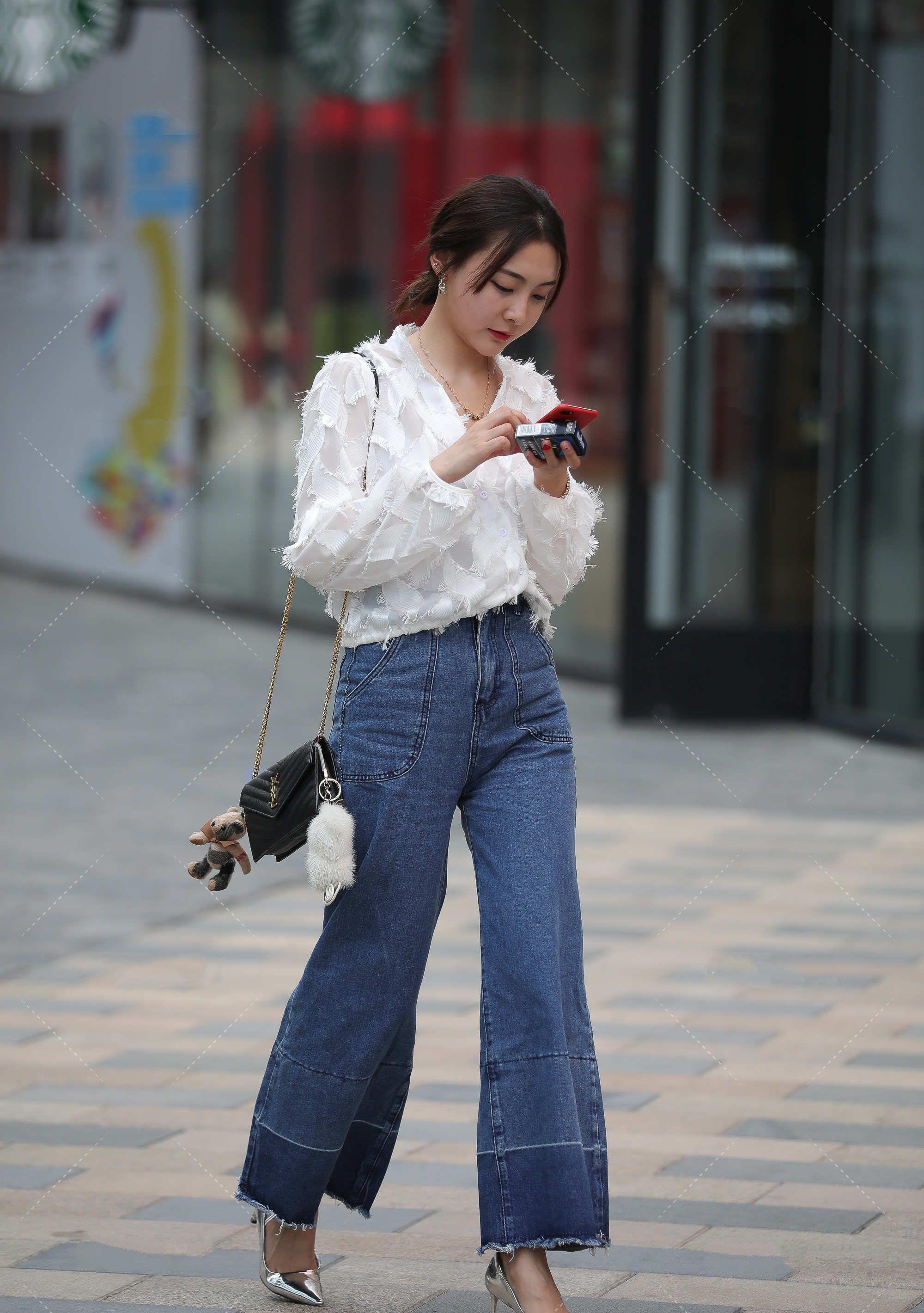 背心裙|时尚:蓝色牛仔裤很经典,阔腿裤好看又百搭,搭配白色上衣很合适