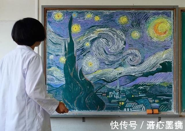 黑板报|日本的老师动漫细胞有点强:黑板上画动漫场景,落叶堆皮卡丘