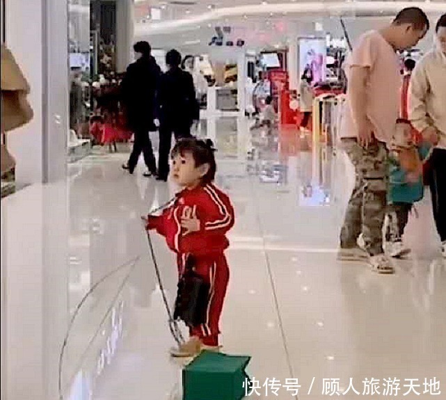 背包|父母逛街秀恩爱让萌娃背包,萌娃把包扔在地上本宝宝不干了