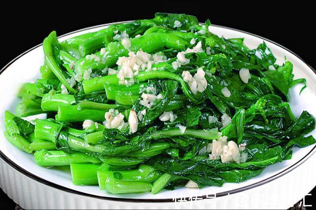 为啥饭店里的炒青菜那么好吃？大厨教你2个妙招，炒出来又香又脆