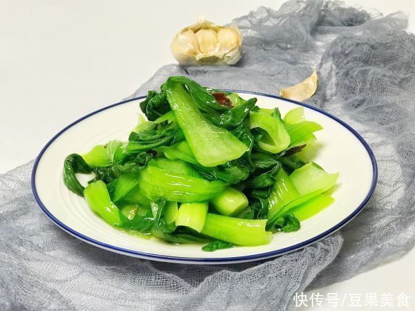 油菜这做法很多人没吃过，不炒也不烧，做出来麻辣脆爽，太好吃