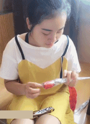 |搞笑GIF:妹子,我就想看看你怎么出来!