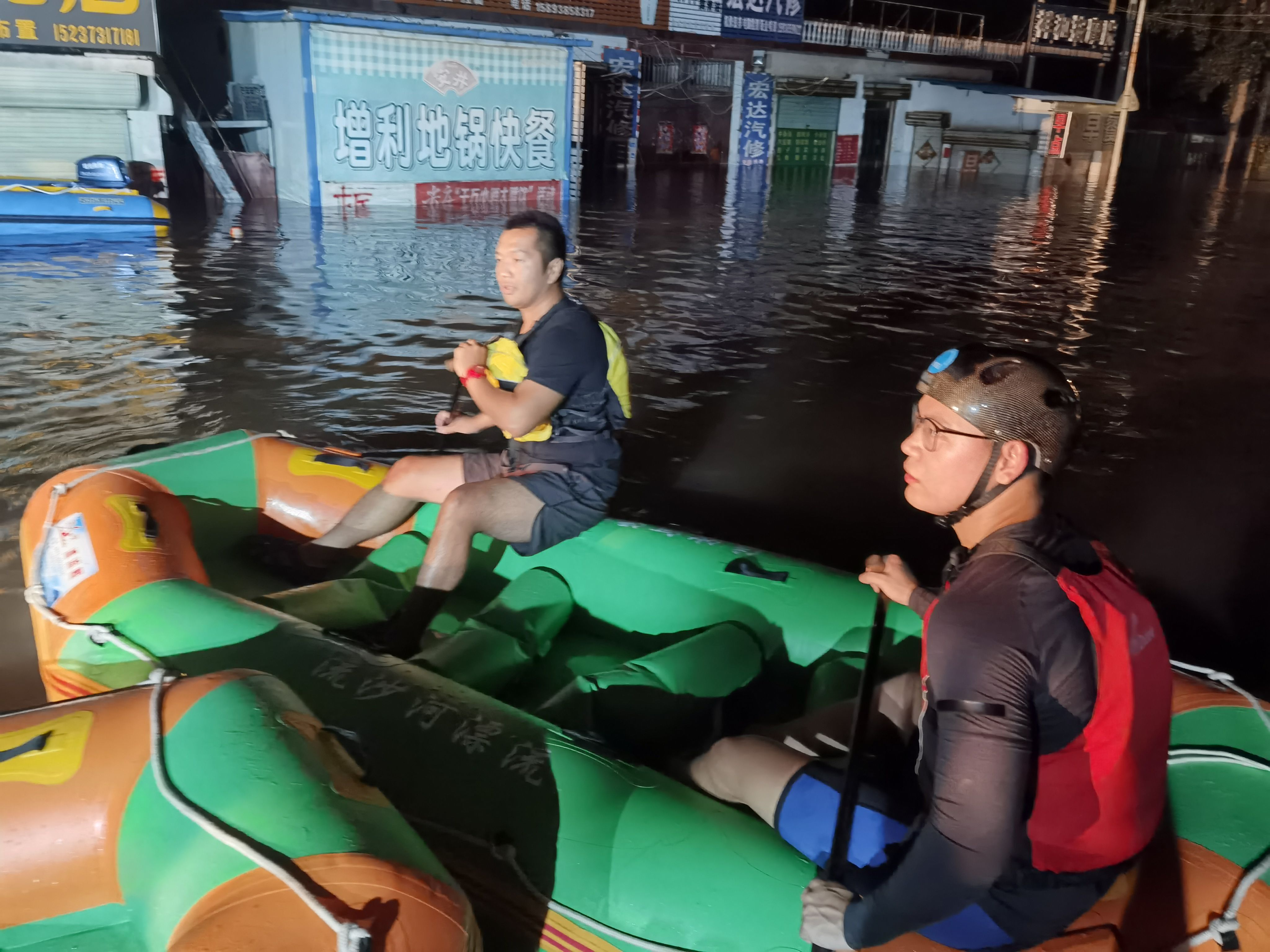 凡人亦英雄：暴雨中他们披上“雨衣战袍”逆行而上……|新闻背后的故事| 逆行