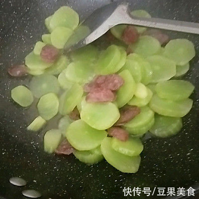 莴笋炒腊肠|大厨教我的莴笋炒腊肠的做法，果然好吃到没朋友