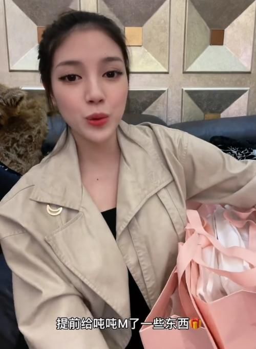 小猪|兜儿做完四维图后，提前给吨吨买婴儿用品，衣服款式暴露孩子性别