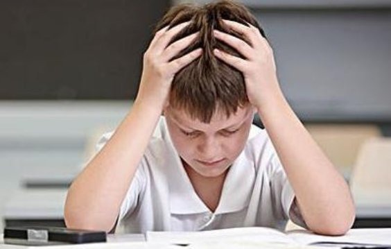 写作业|“老师,睡了没?”凌晨时爸爸问候,让家长群瞬间活跃了起来