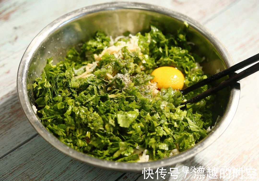 10分钟早餐快速饼两段莲藕、一把芹菜叶,味道好,营养高!