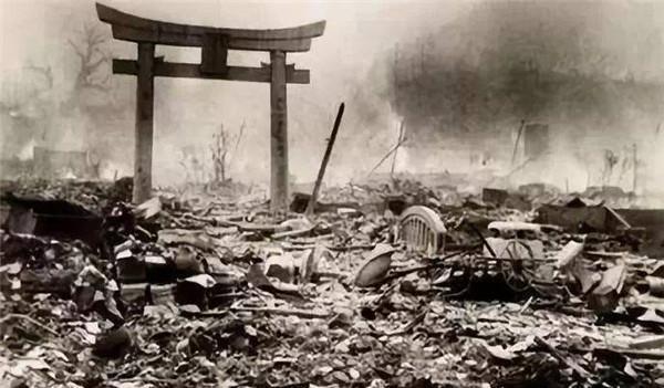 炸毁|日本飞行员不堪忍受上级毒打,一怒之下炸毁指挥所,30人当场丧生