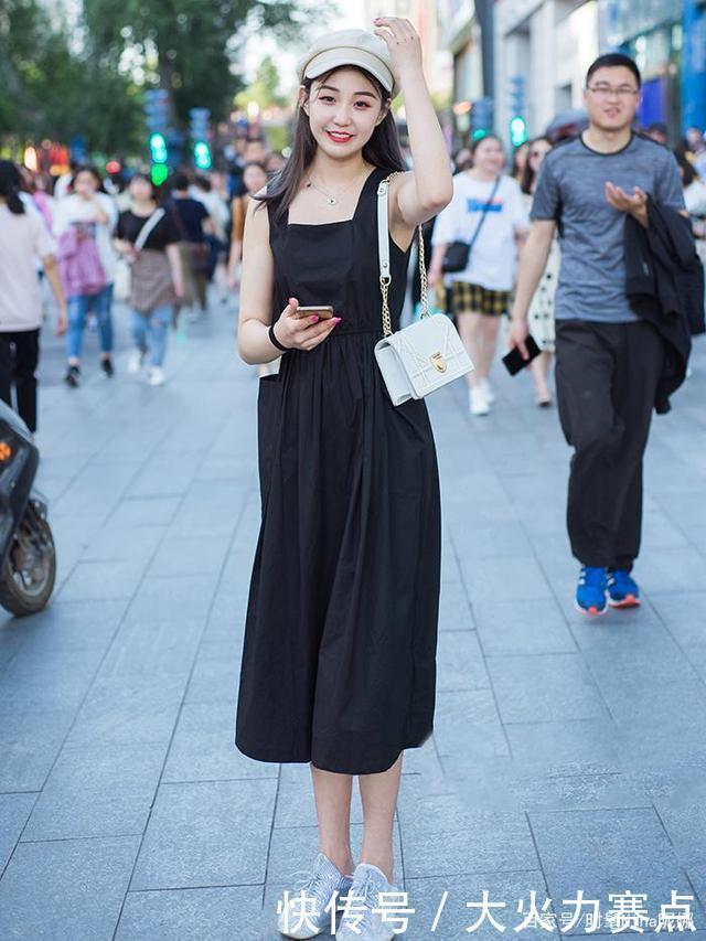 露脚踝|秋天运动鞋要怎么搭配街头女生都这样穿,显高又时髦