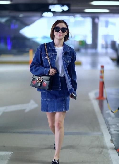 今年开春流行一种新穿法，叫“短外套+乐福鞋”，时髦洋气忒有范