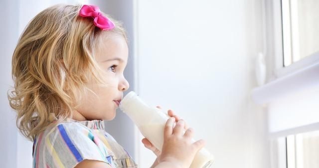 莹莹|奶粉几岁断合适?儿科专家的建议让你花钱少,对宝宝成长有帮助