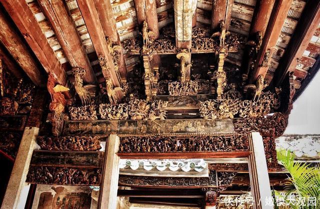 木工技巧究竟有多强?牛人在上方直接雕刻,成品拿去拍卖没点问题