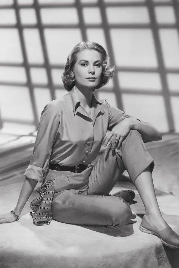 草编包 完爆小白鞋!这双神仙凉鞋跪求你买,巨显腿长