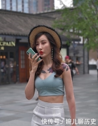 她如此有个性，能被她看上的服装组合，一定非同寻常